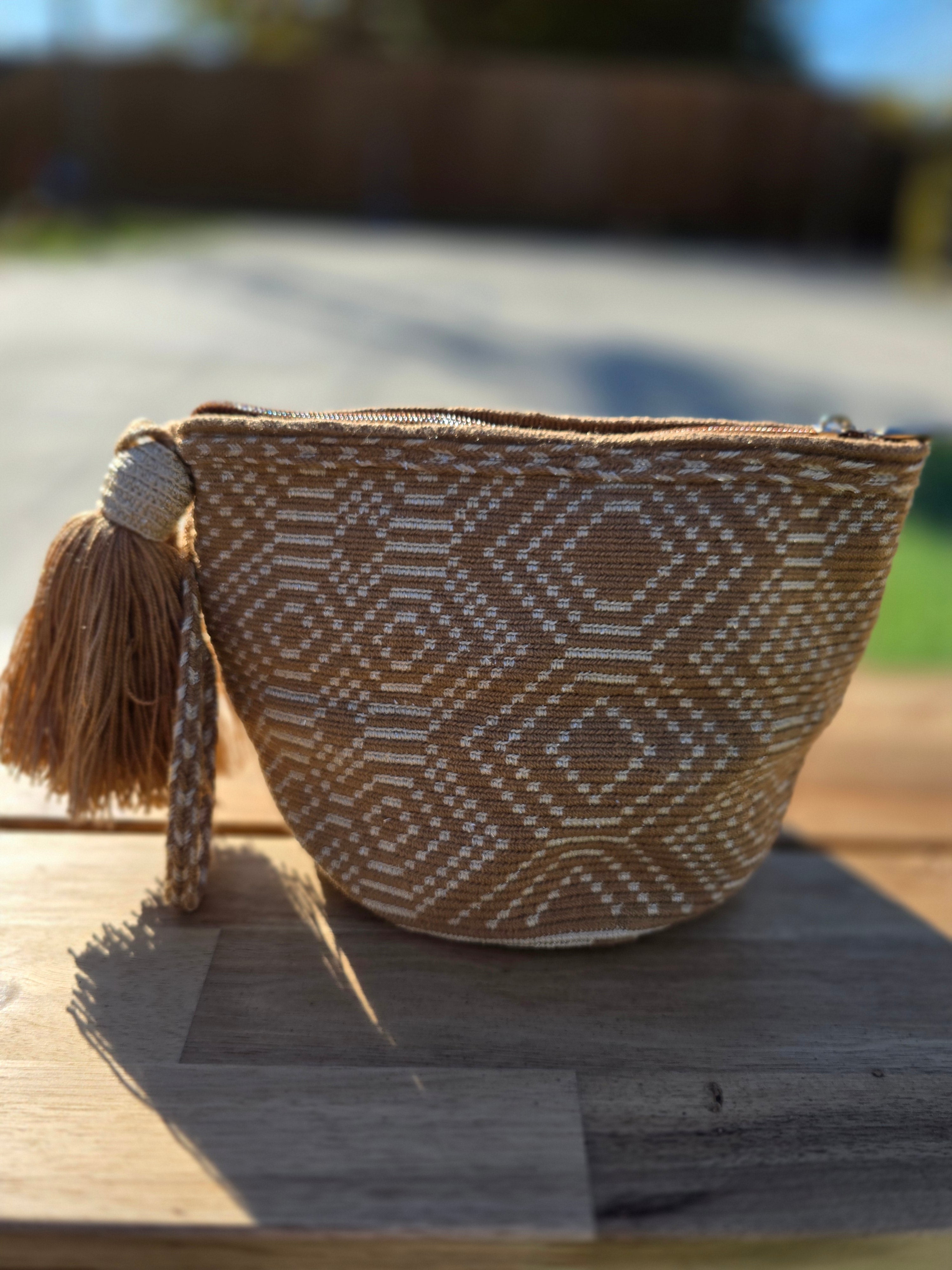 One-thread Cosmetic Pouches