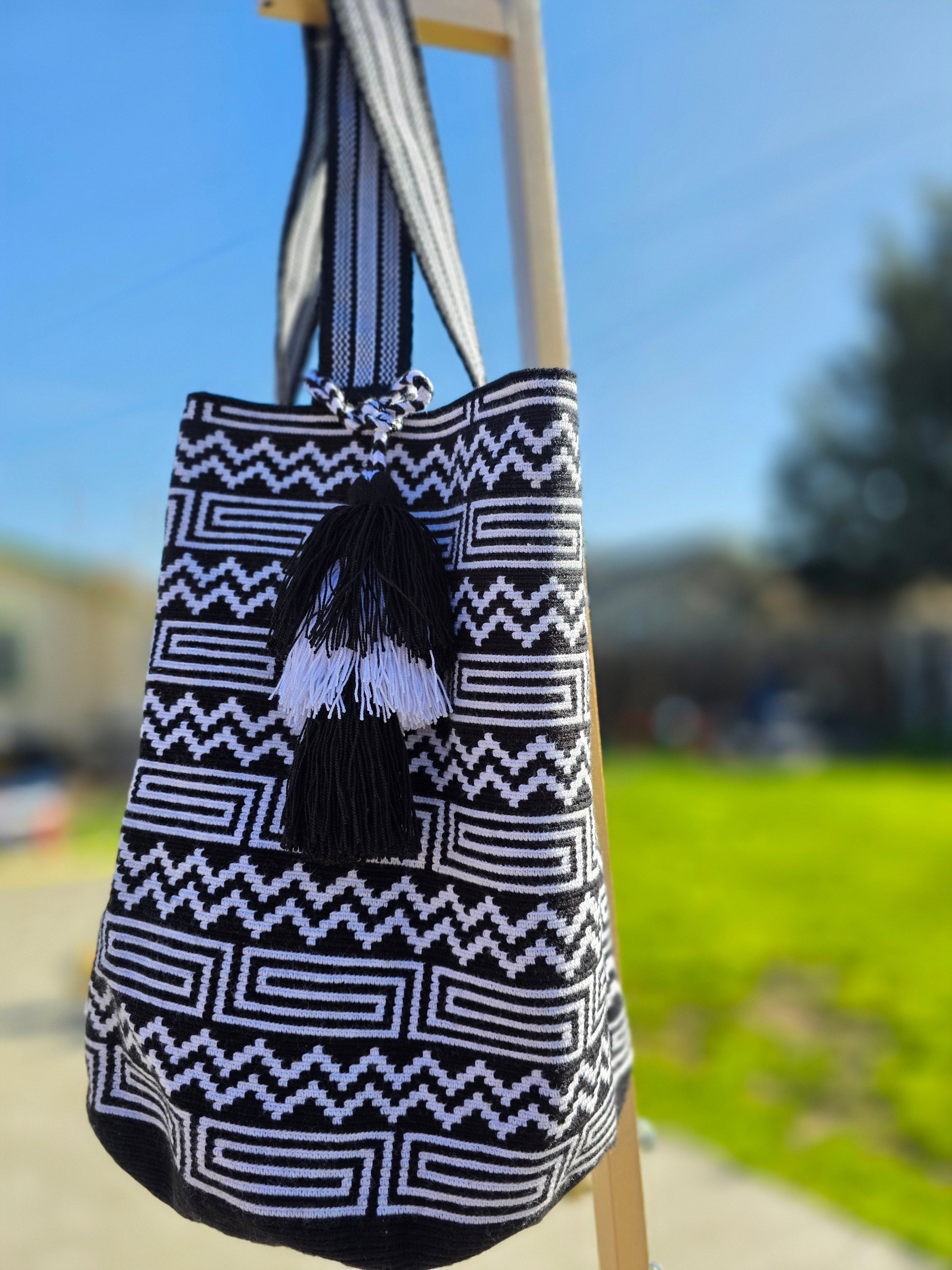 Signal Line
One-Thread Wayuu Tote