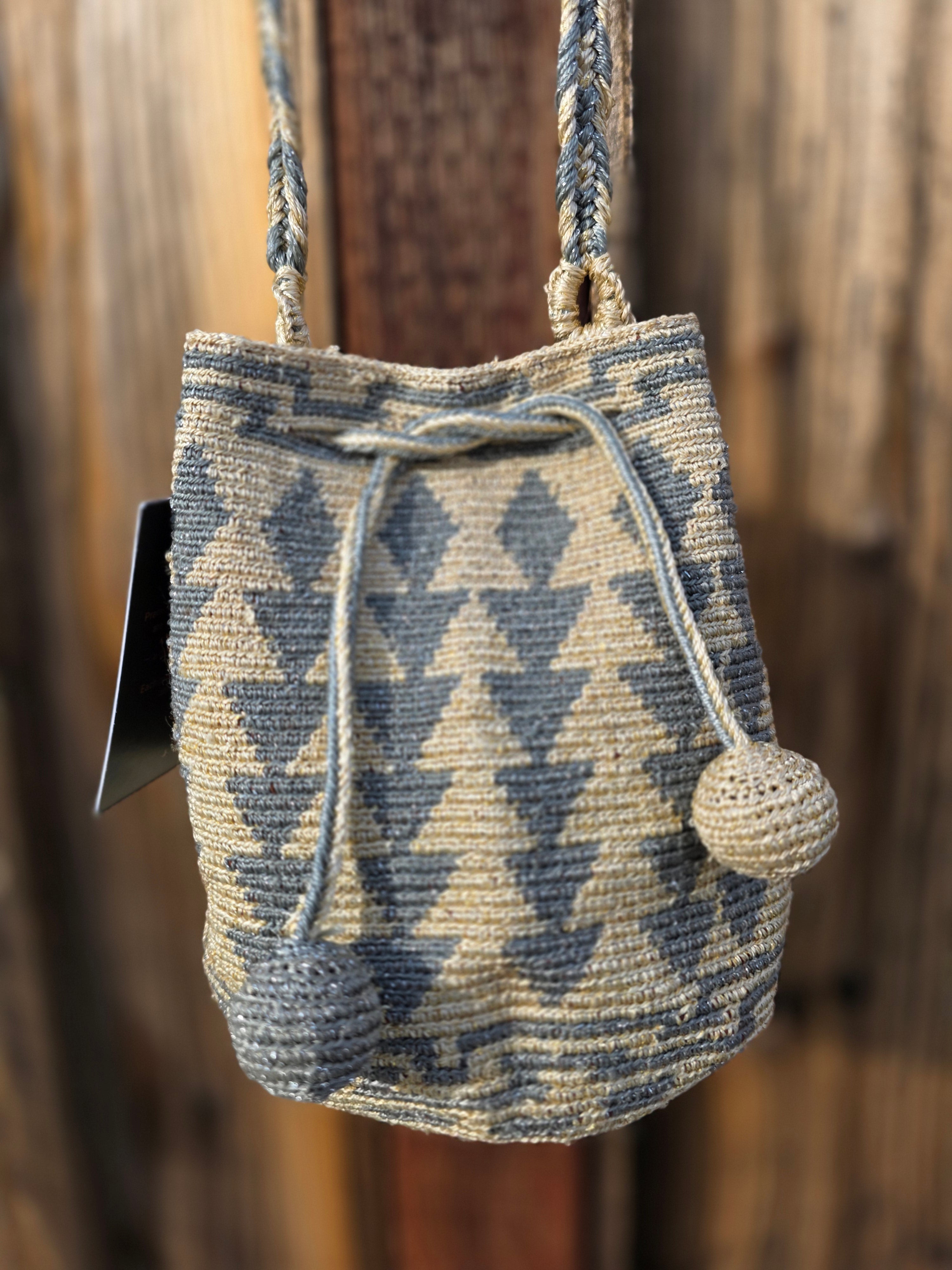 Gilded Echo
Mini One-Thread Wayuu Mochila (Metallic Silk)