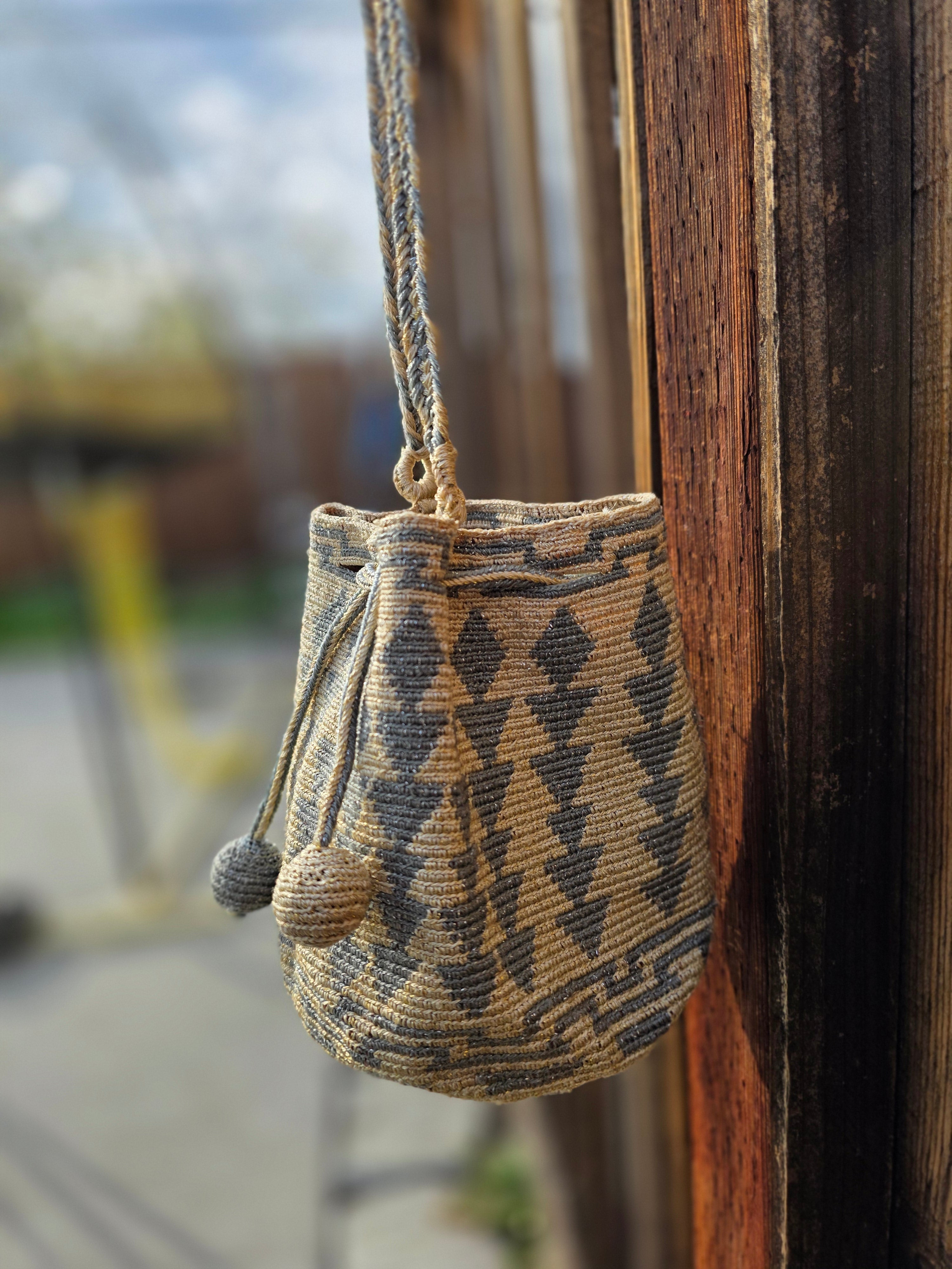 Gilded Echo
Mini One-Thread Wayuu Mochila (Metallic Silk)