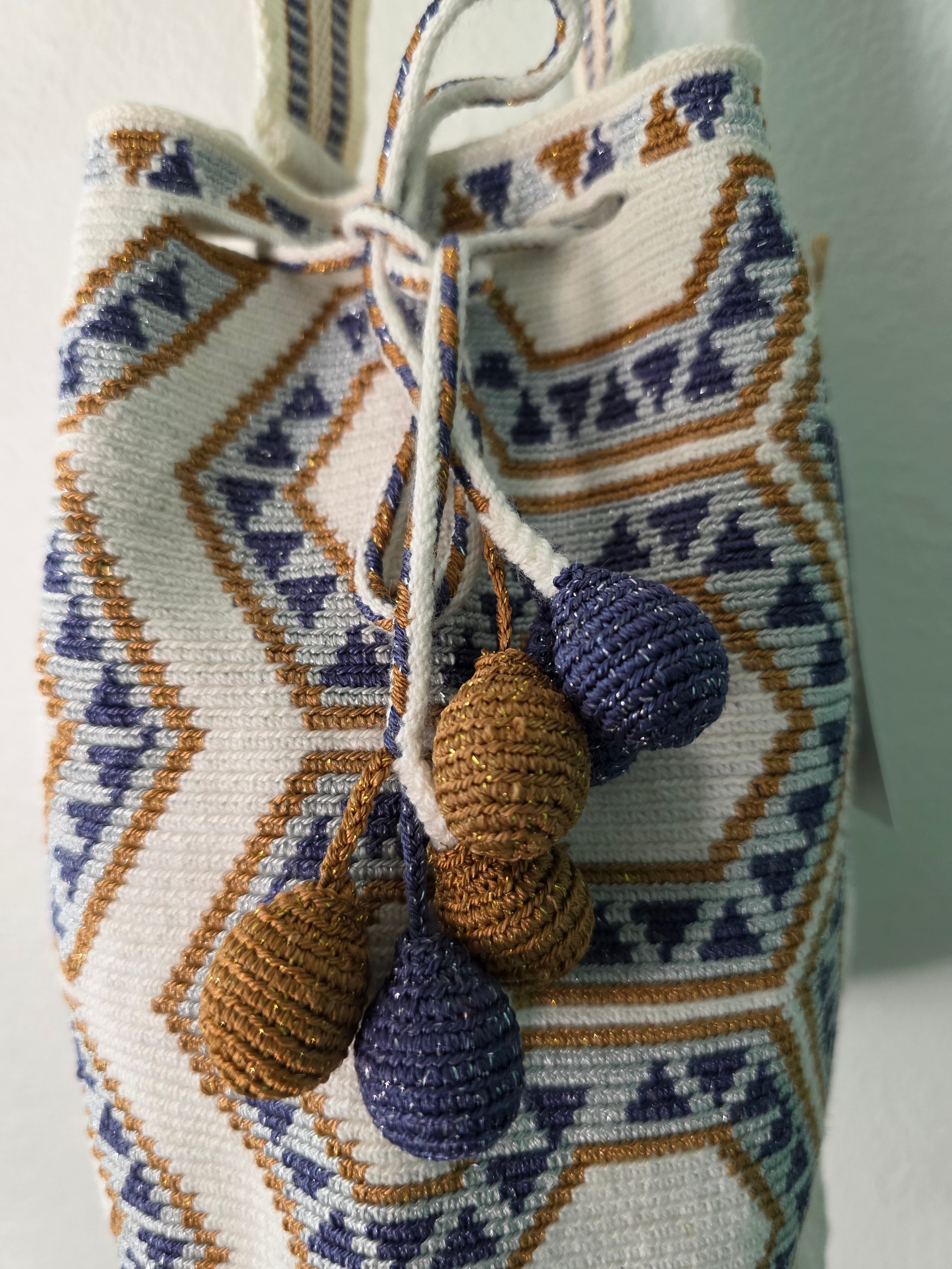 Aurelia – One-Thread Metallic Wayuu Mochila Medium