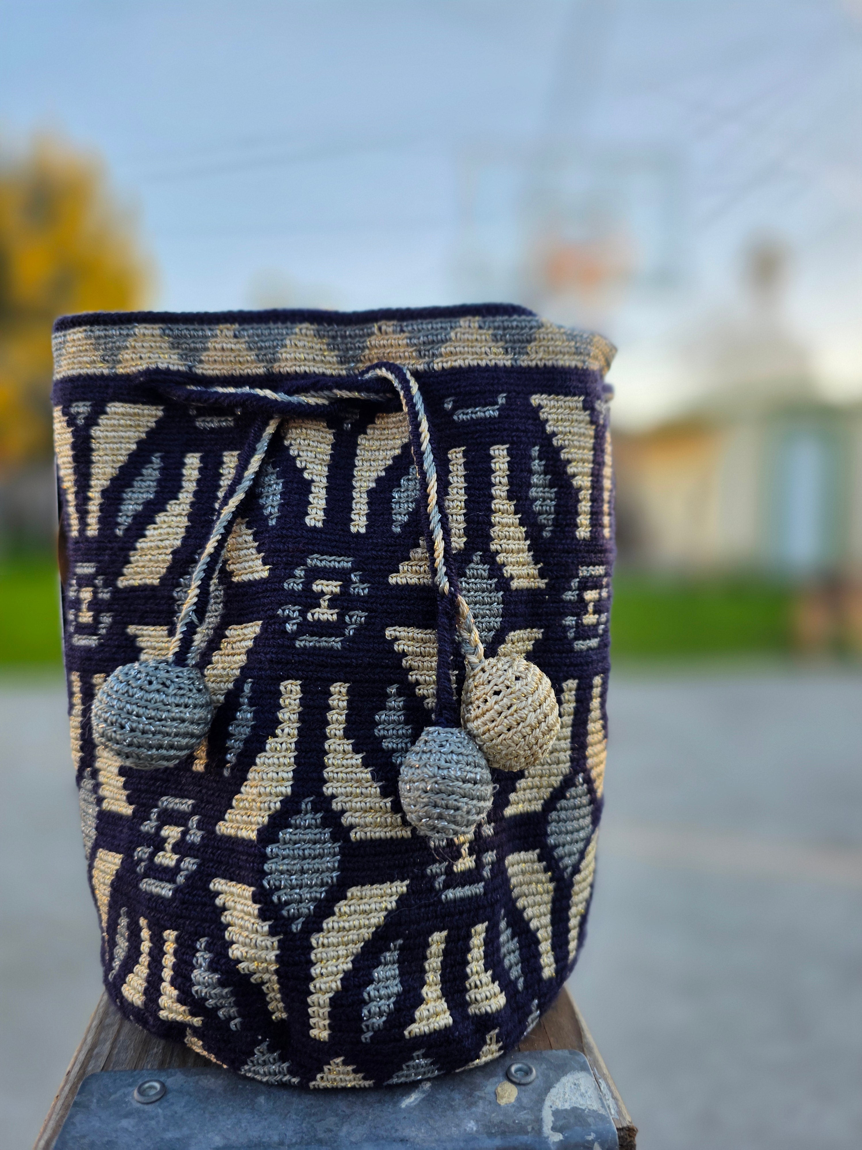 Night Signal
Small One-Thread Mochila · Metallic Thread