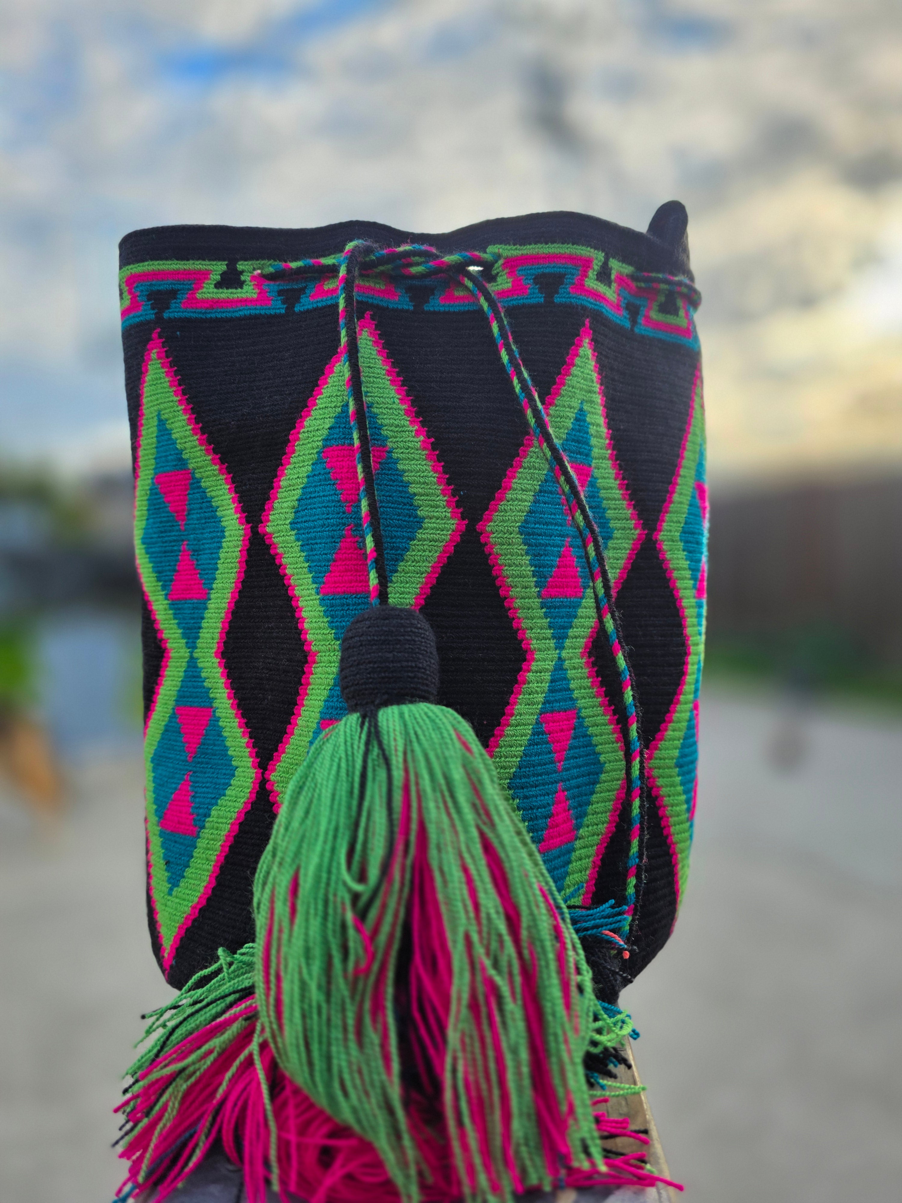 Neon Pulse Mochila — Large (One-Thread)