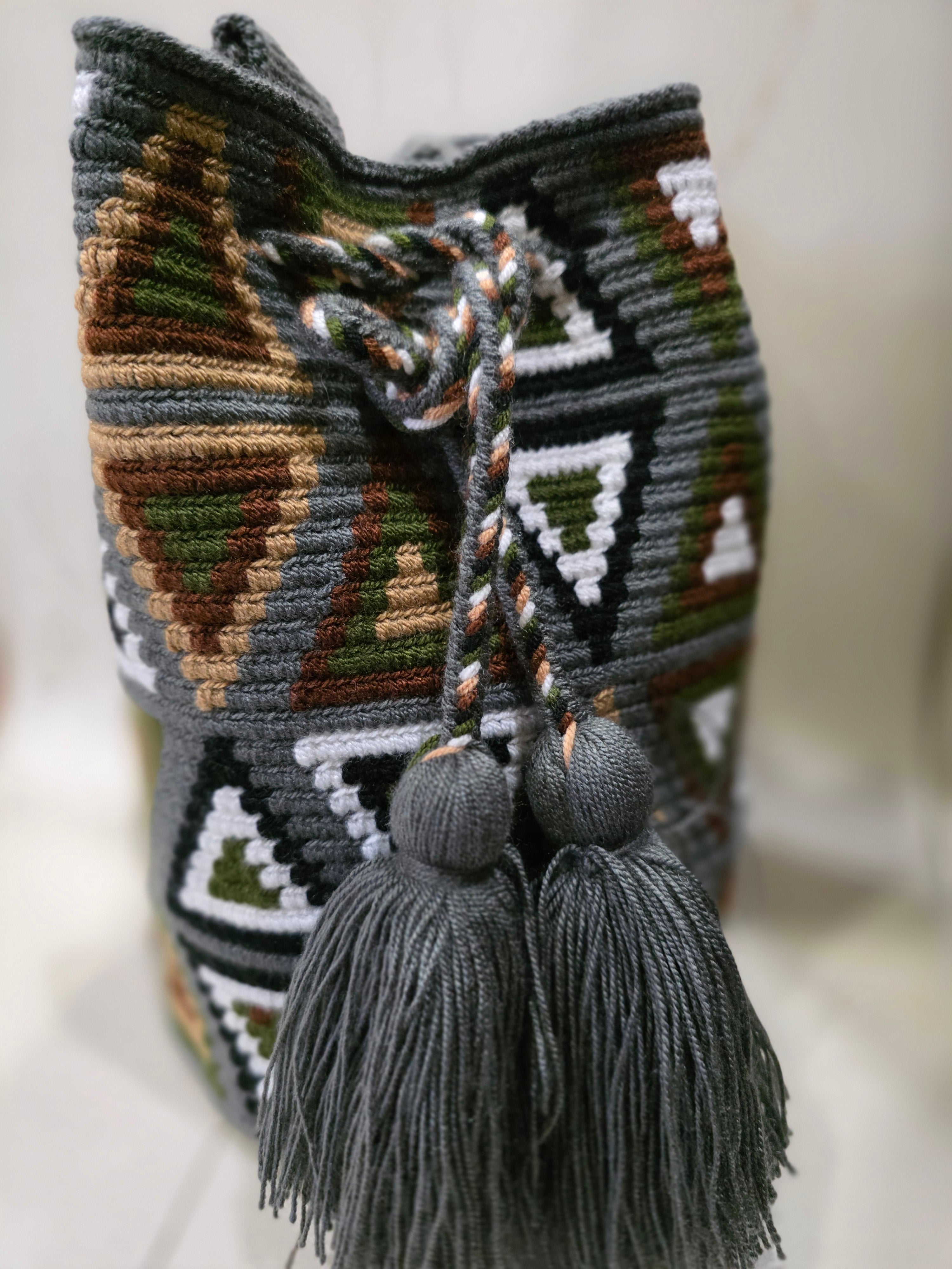 Granite – Two-Thread Medium Mochila  Crossbody Bucket Bag