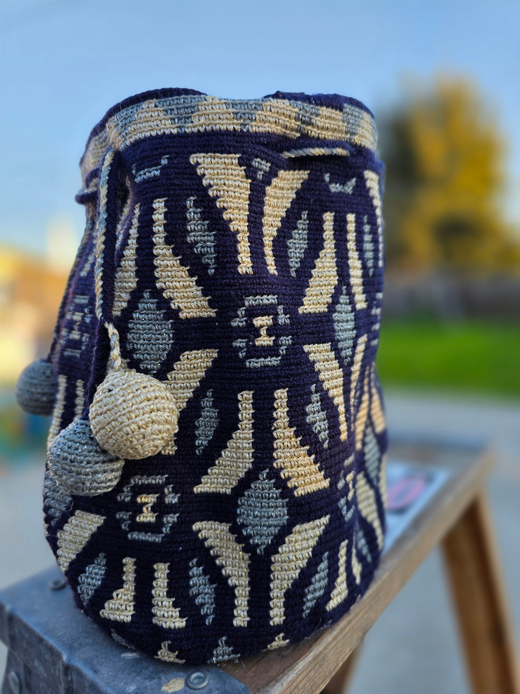Night Signal
Small One-Thread Mochila · Metallic Thread