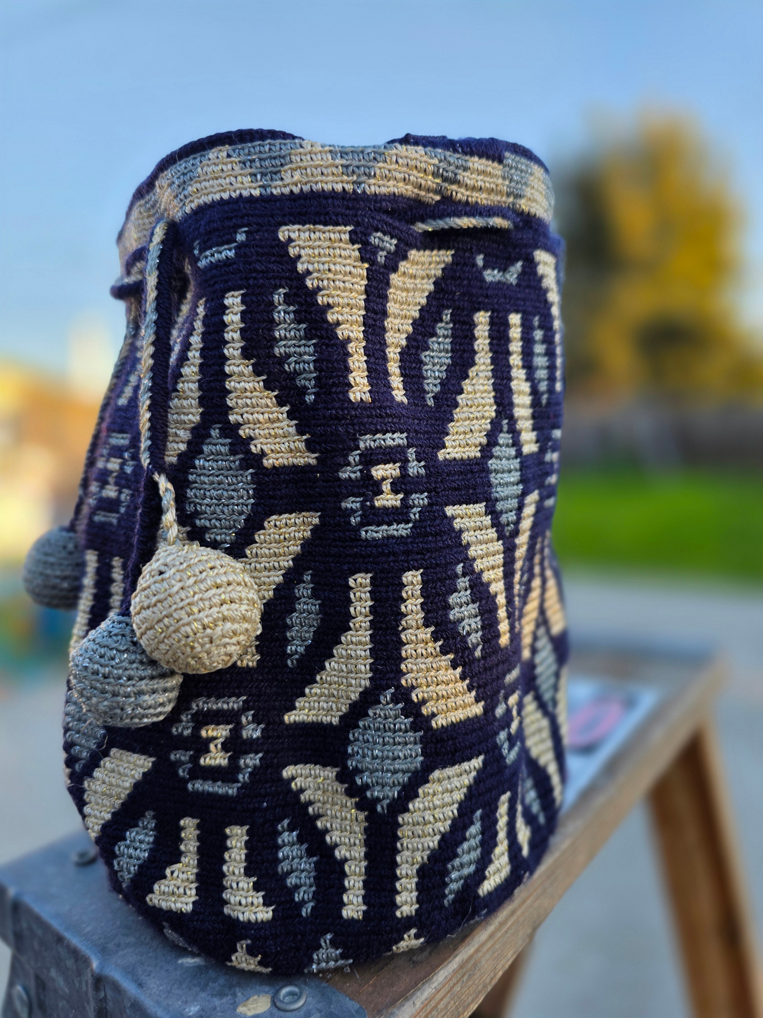 Night Signal
Small One-Thread Mochila · Metallic Thread