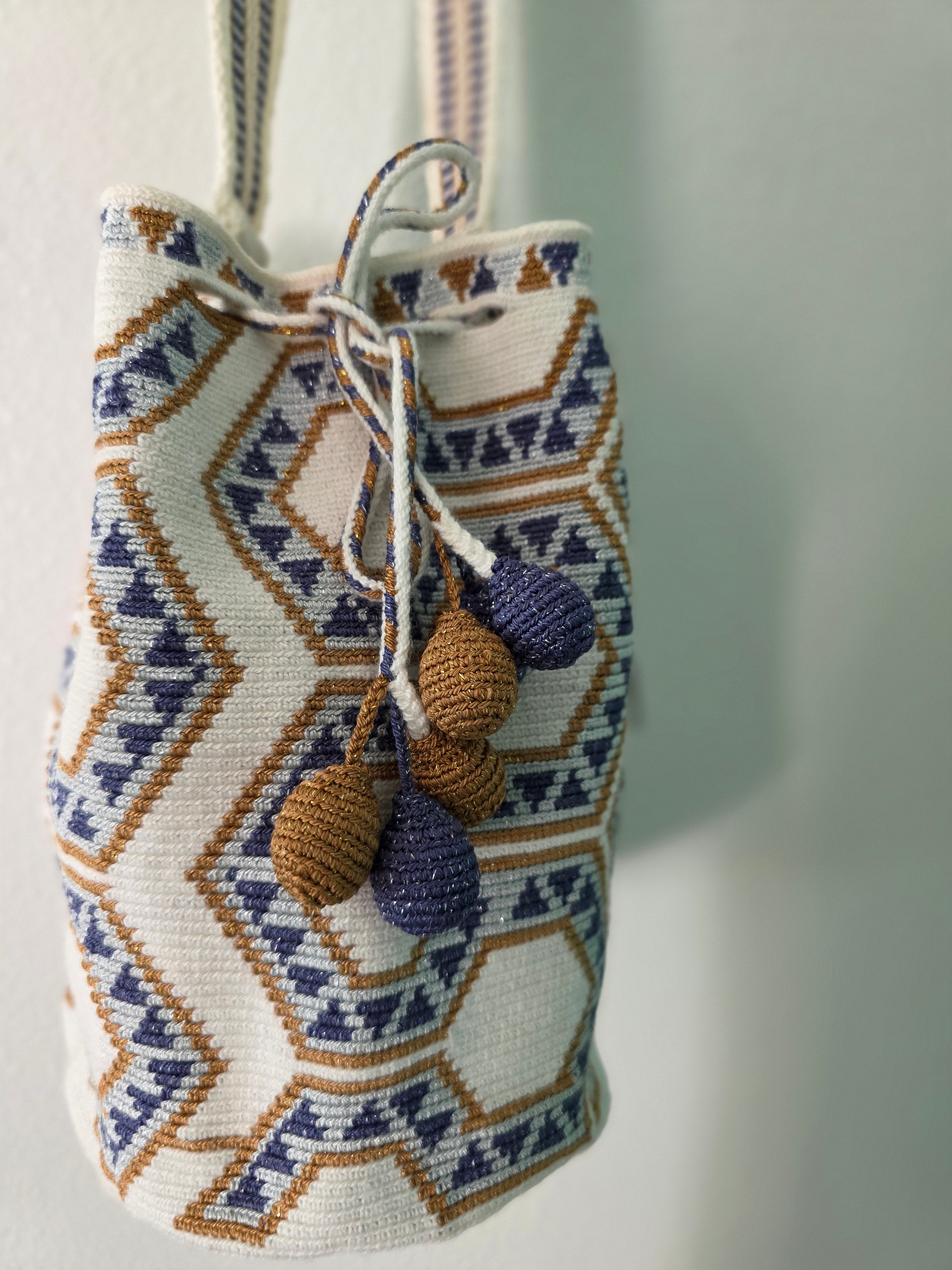 Aurelia – One-Thread Metallic Wayuu Mochila Medium