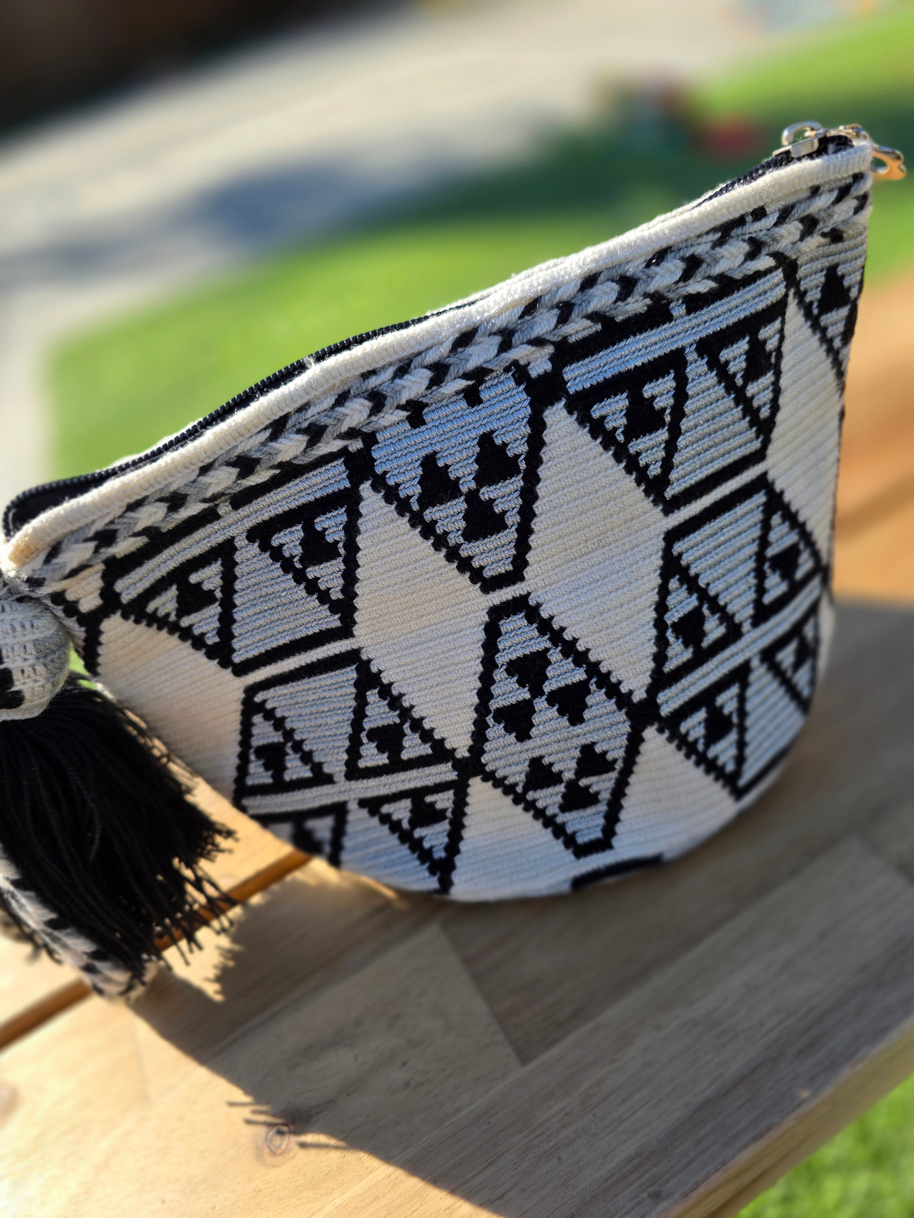 One-thread Cosmetic Pouches