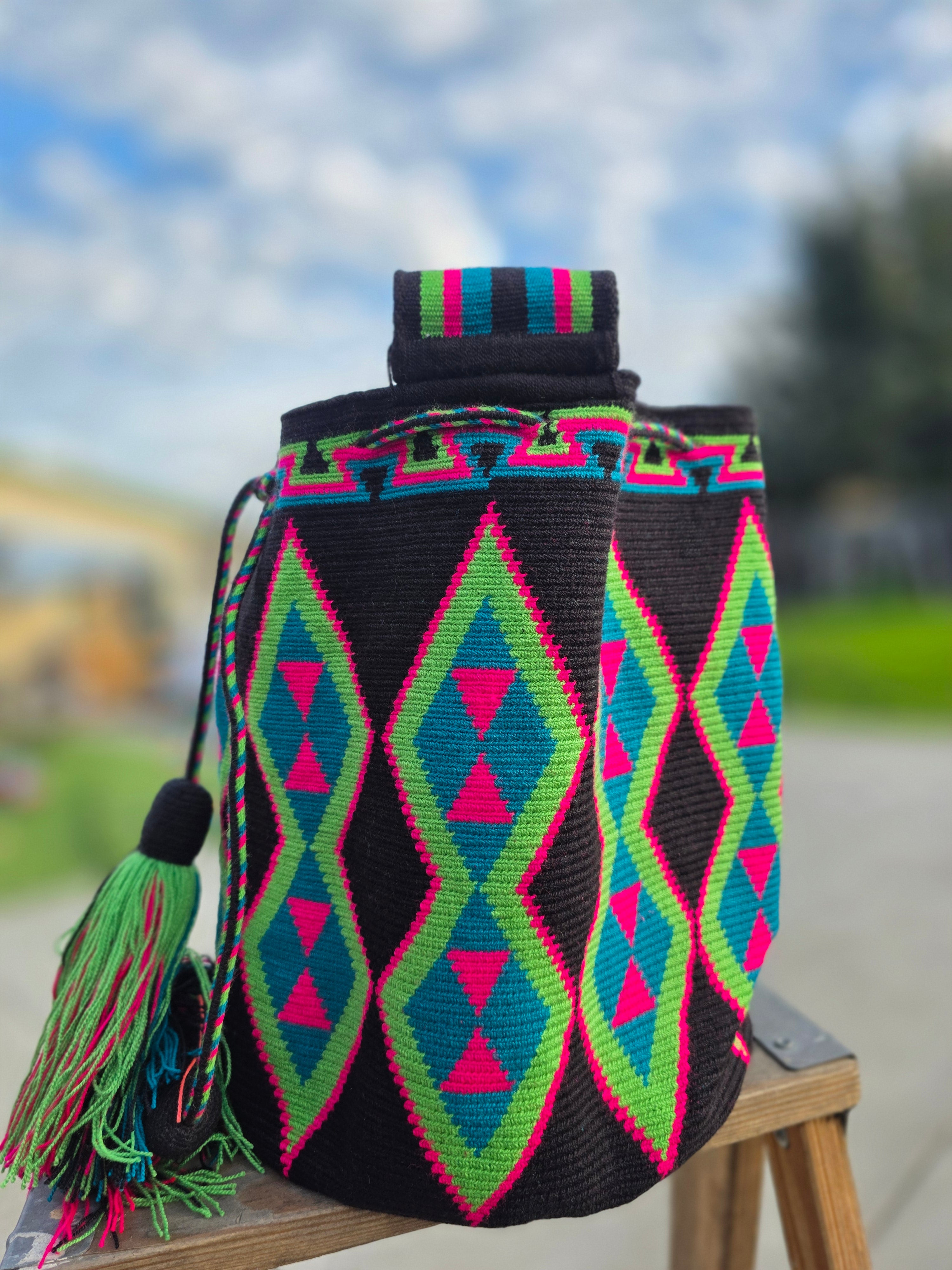 Neon Pulse Mochila — Large (One-Thread)