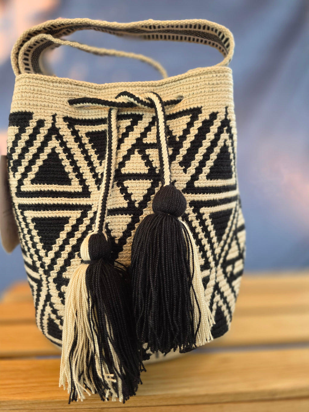 Luna – Two-Thread Traditional Wayuu Mochila Medium