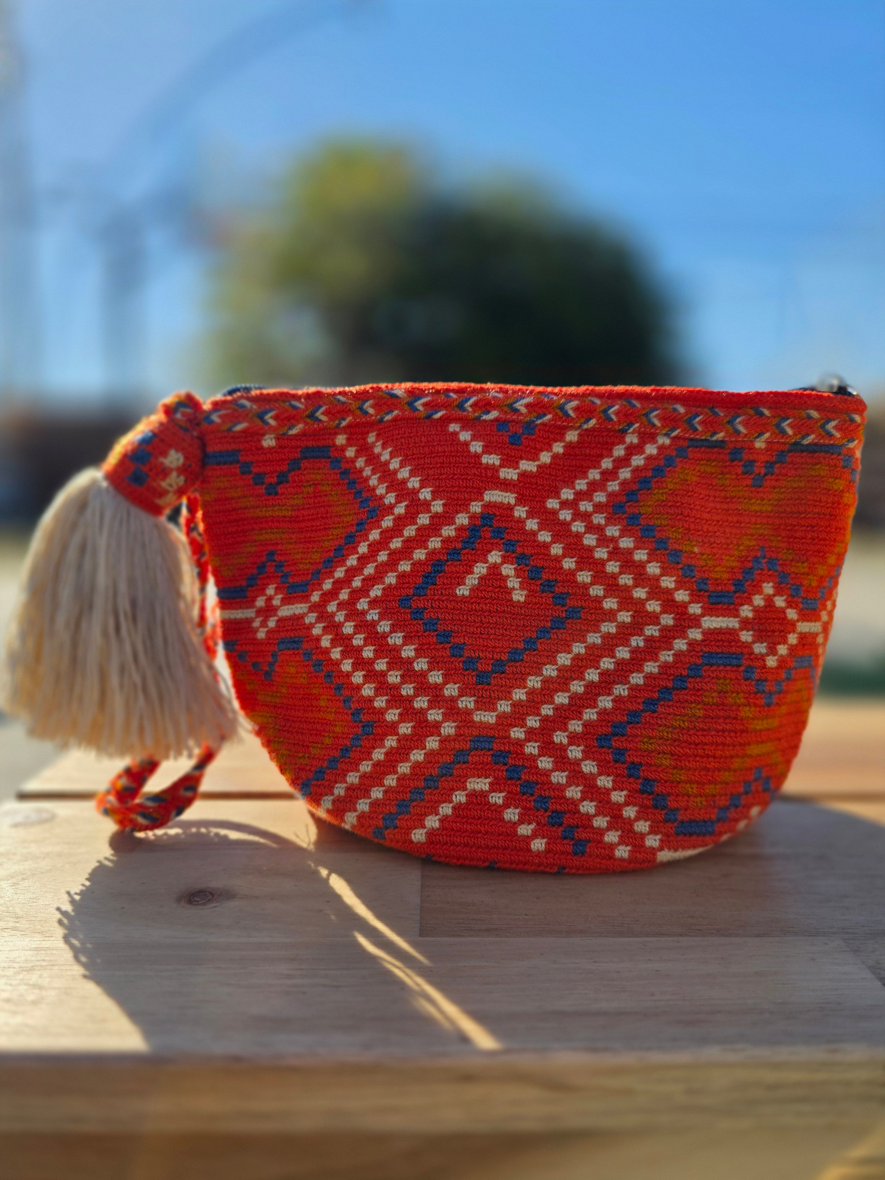 One-thread Cosmetic Pouches