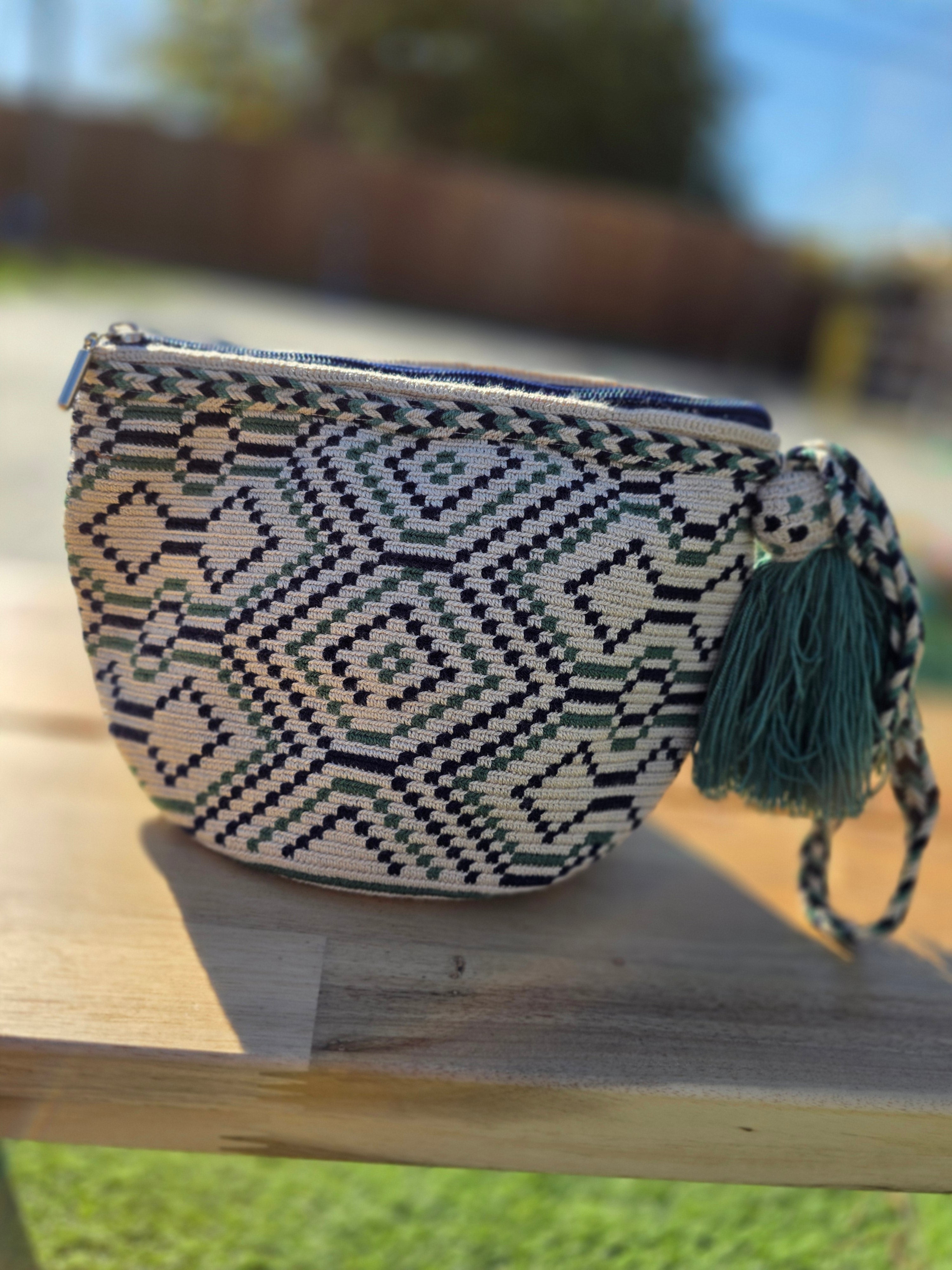 One-thread Cosmetic Pouches