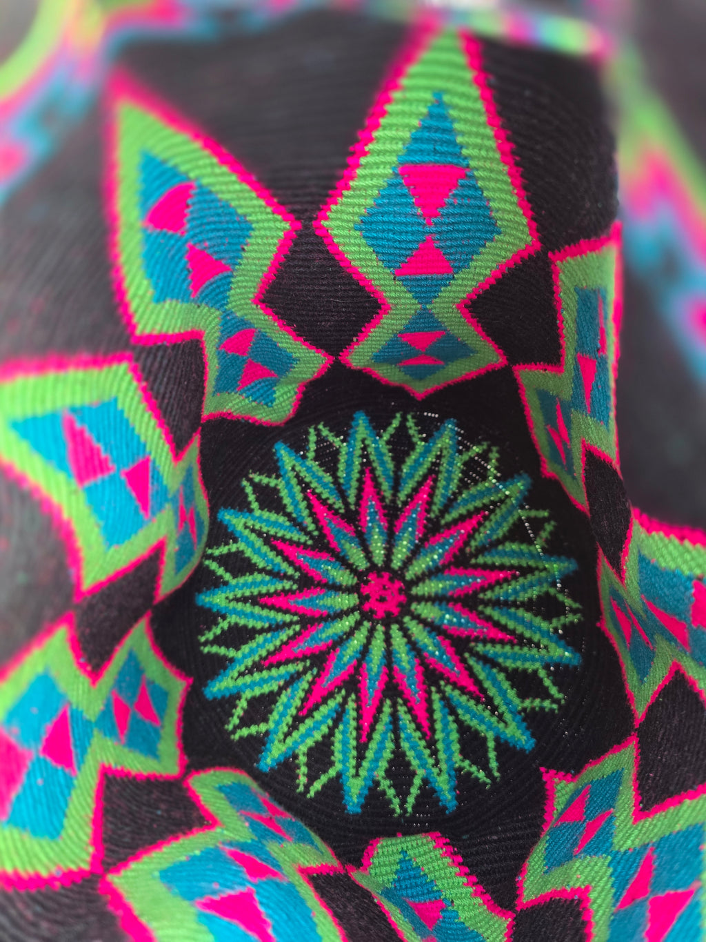 Neon Pulse Mochila — Large (One-Thread)