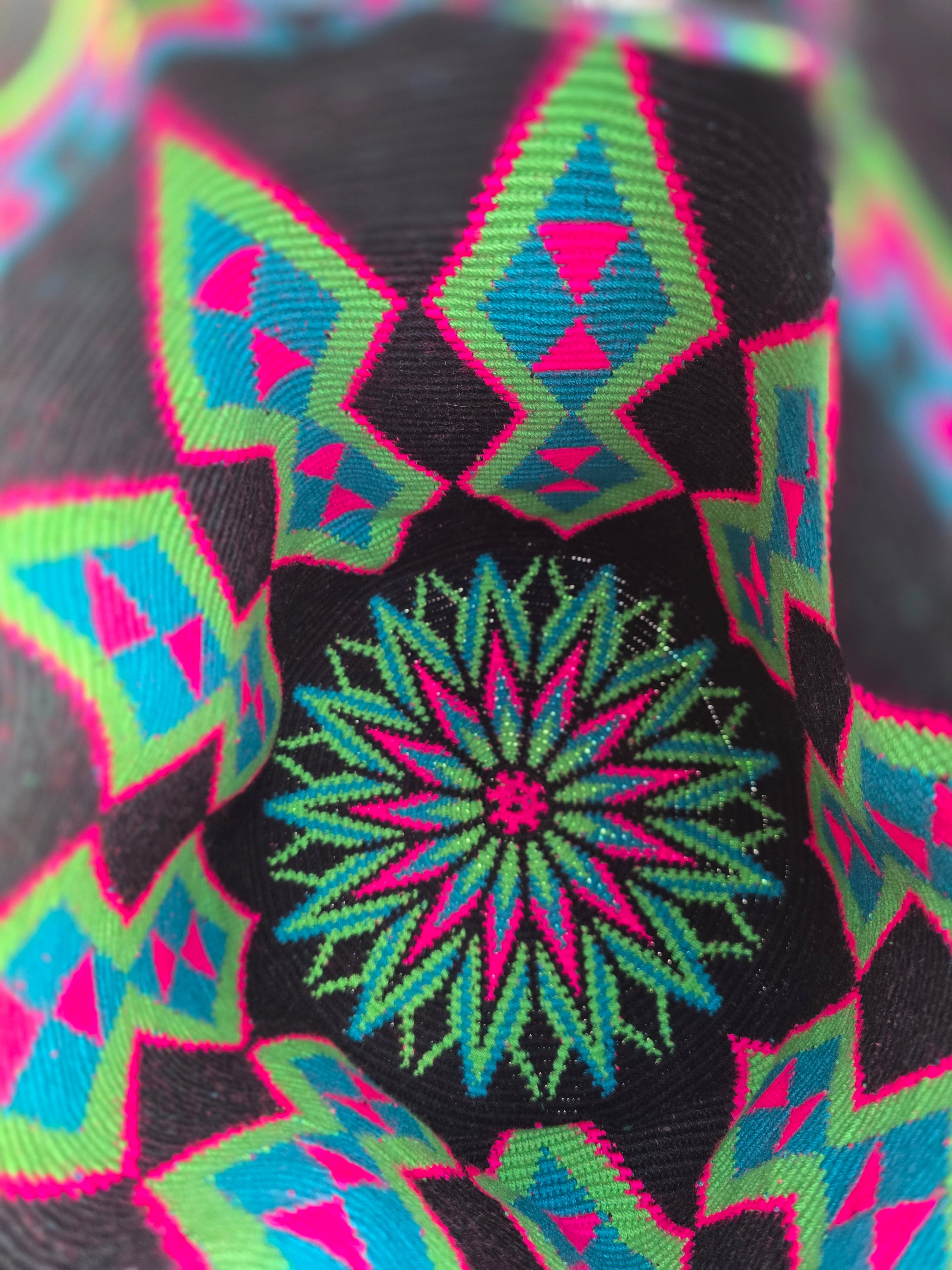Neon Pulse Mochila — Large (One-Thread)