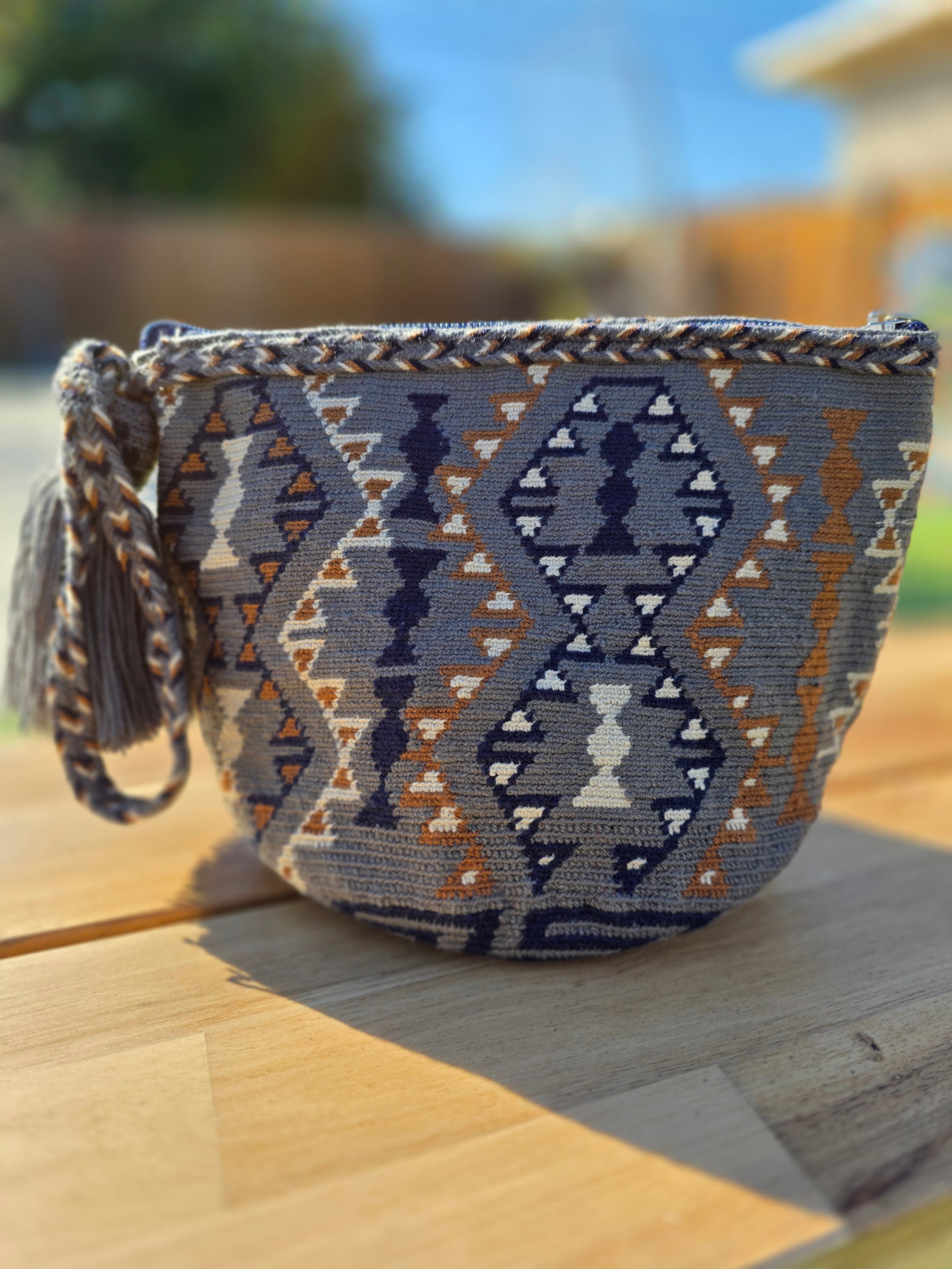 One-thread Cosmetic Pouches