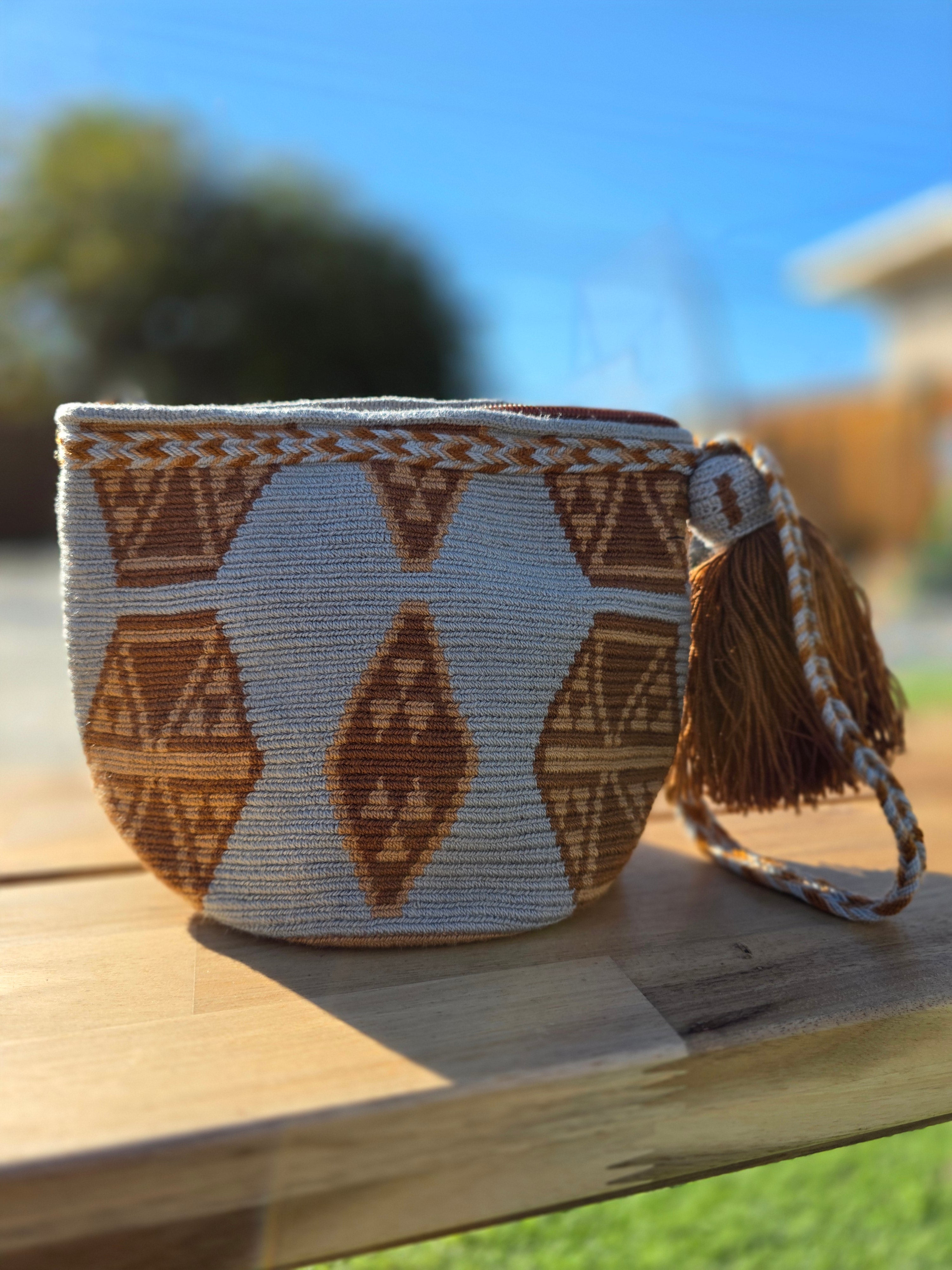 One-thread Cosmetic Pouches